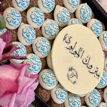 Wooden Tray of Newborn Round Chocolate - Blue/Pink - Fantastic Chocolate