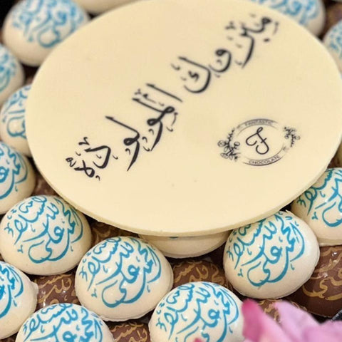Wooden Tray of Newborn Round Chocolate - Blue/Pink - Fantastic Chocolate