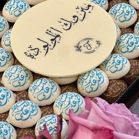 Wooden Tray of Newborn Round Chocolate - Blue/Pink - Fantastic Chocolate