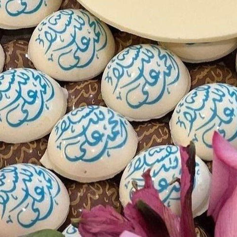 Wooden Tray of Newborn Round Chocolate - Blue/Pink - Fantastic Chocolate