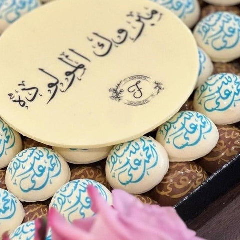 Wooden Tray of Newborn Round Chocolate - Blue/Pink - Fantastic Chocolate
