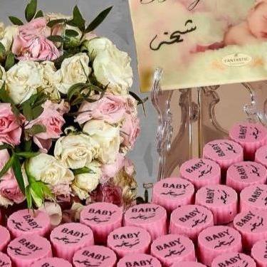 Round Mirror Tray of Name Printed Pink Chocolate 80 pieces - Fantastic Chocolate